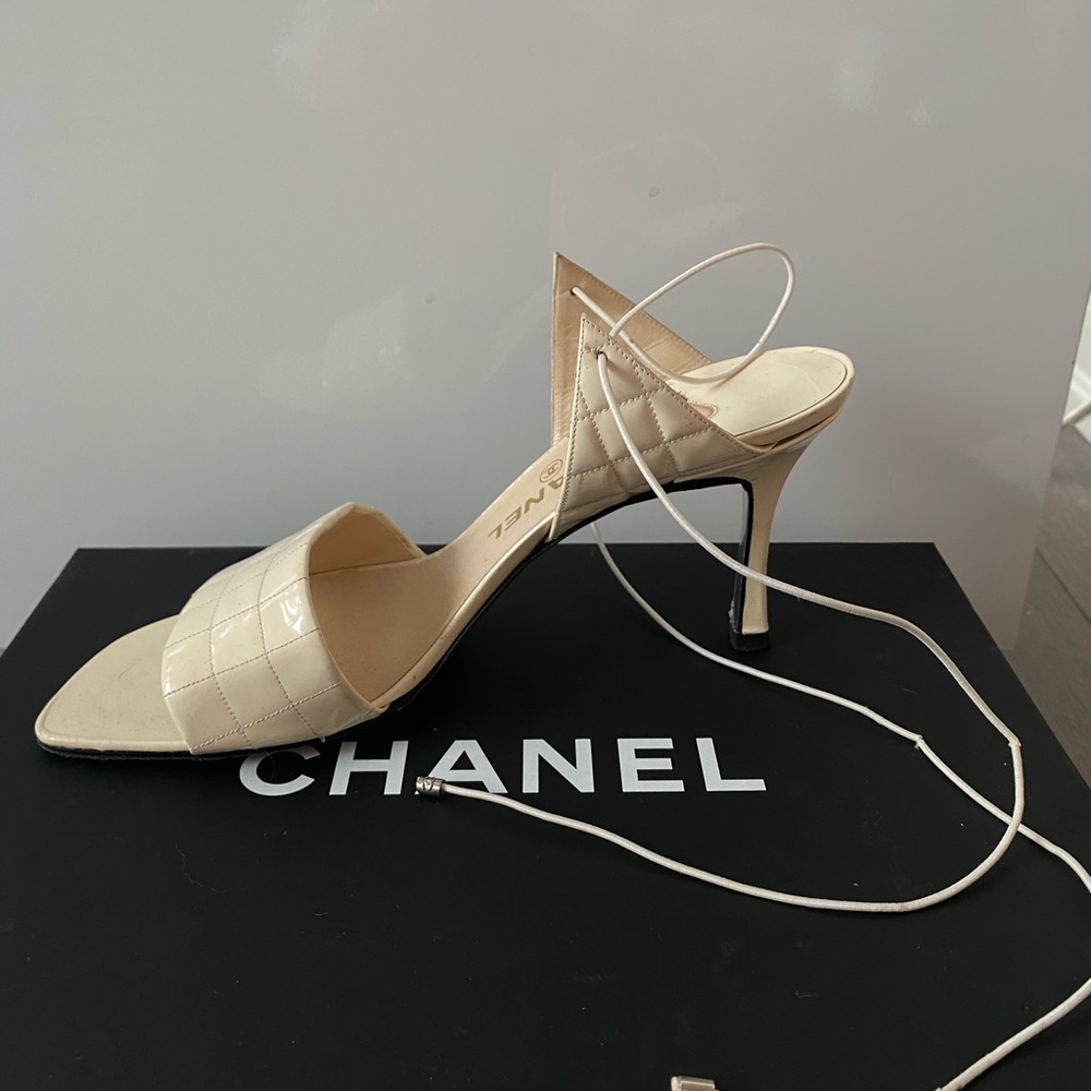 VINTAGE CHANEL HEELS
